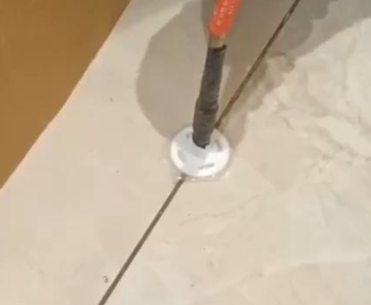 漳州市瓷砖空鼓维修公司专业解答瓷砖在铺贴过程中，如果没有涂抹均匀到位的粘结材料（如水泥砂浆或瓷砖胶），可能会导致以下问题