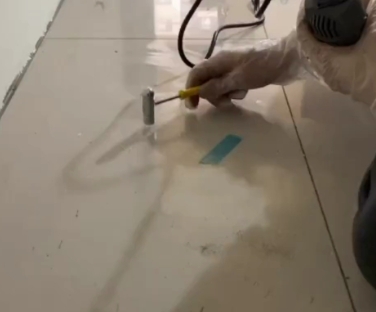 漳州市瓷砖开裂维修公司专业分享瓷砖在铺贴前如果没有沥干水分，将会导致以下问题