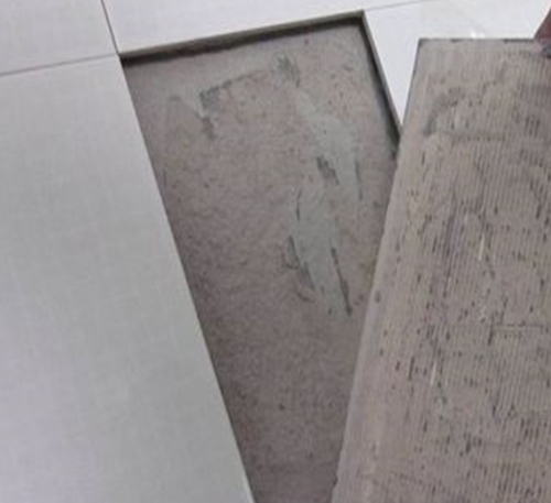 漳州市瓷砖空鼓维修公司分享瓷砖铺贴时如果打浆（即涂抹在瓷砖背面和基层上的砂浆或瓷砖胶）过少，会带来以下问题
